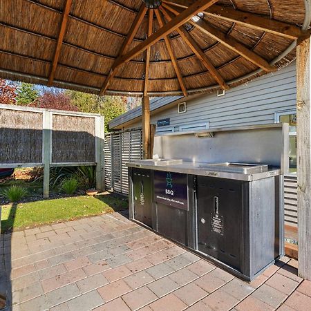 Tasman Holiday Parks - Те Анау Екстериор снимка Outdoor kitchen