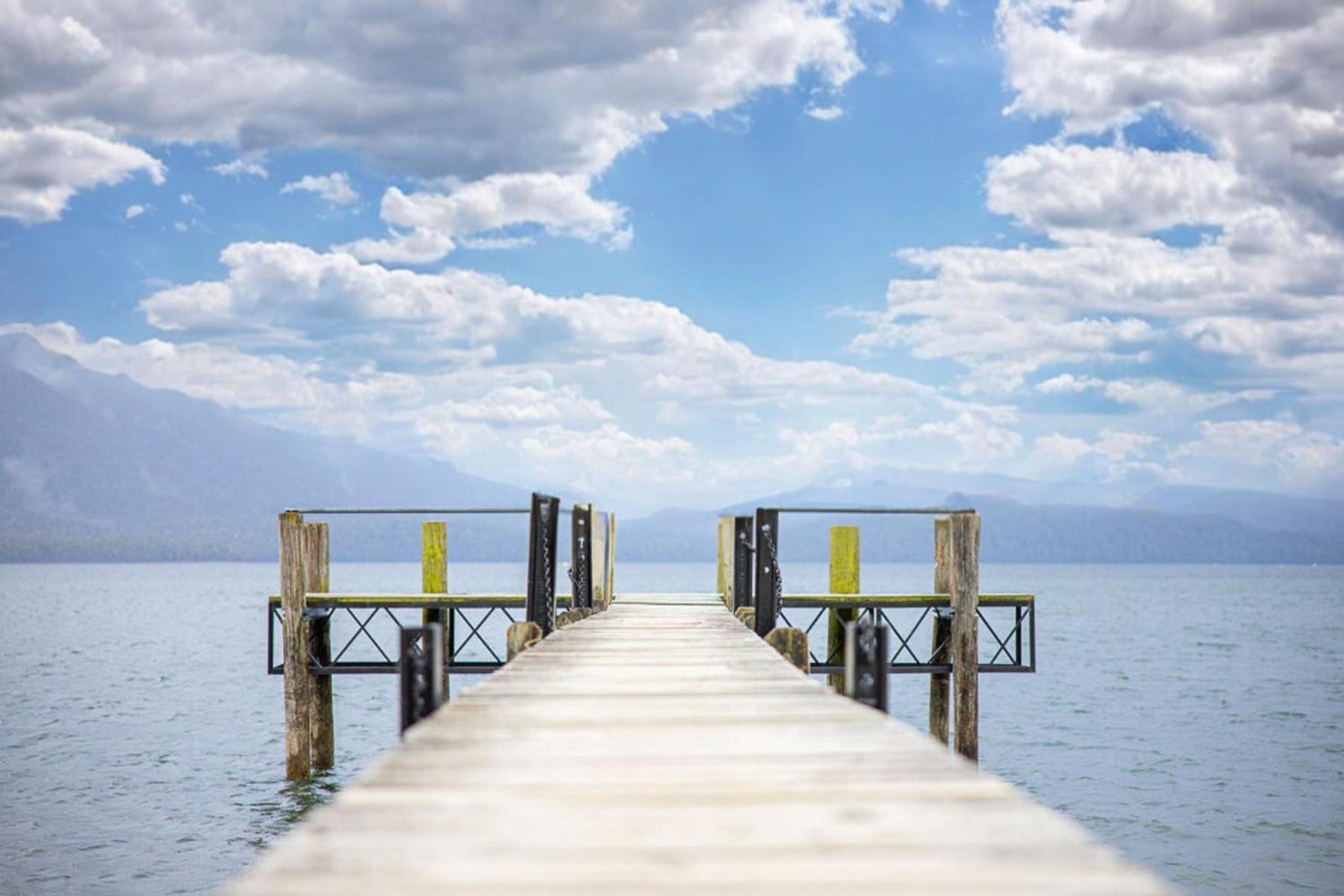 Tasman Holiday Parks - Те Анау Екстериор снимка The pier at the lake