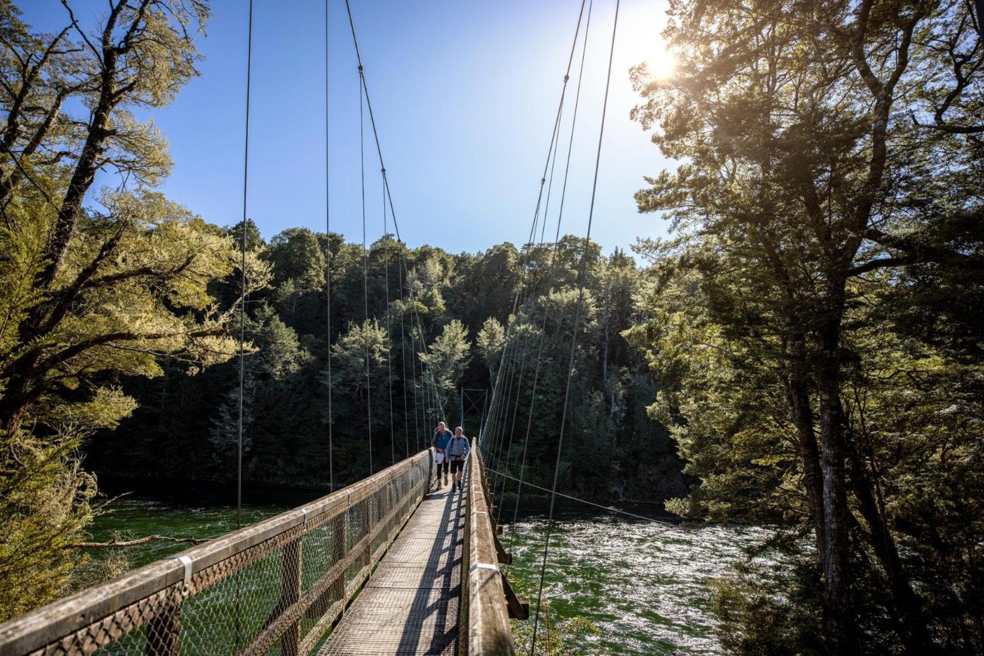 Tasman Holiday Parks - Те Анау Екстериор снимка Swing bridge over the Heaphy River