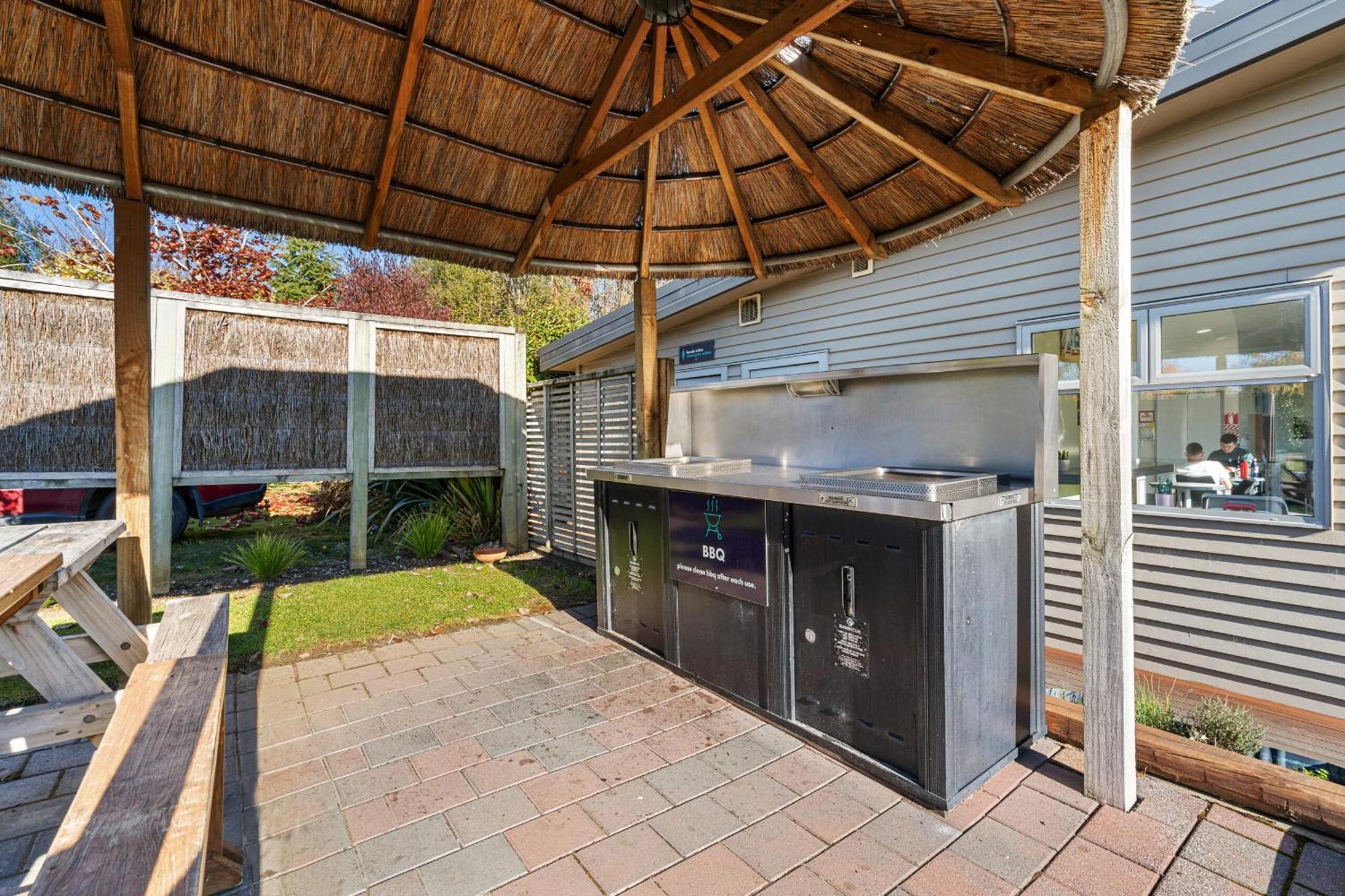 Tasman Holiday Parks - Те Анау Екстериор снимка Outdoor kitchen