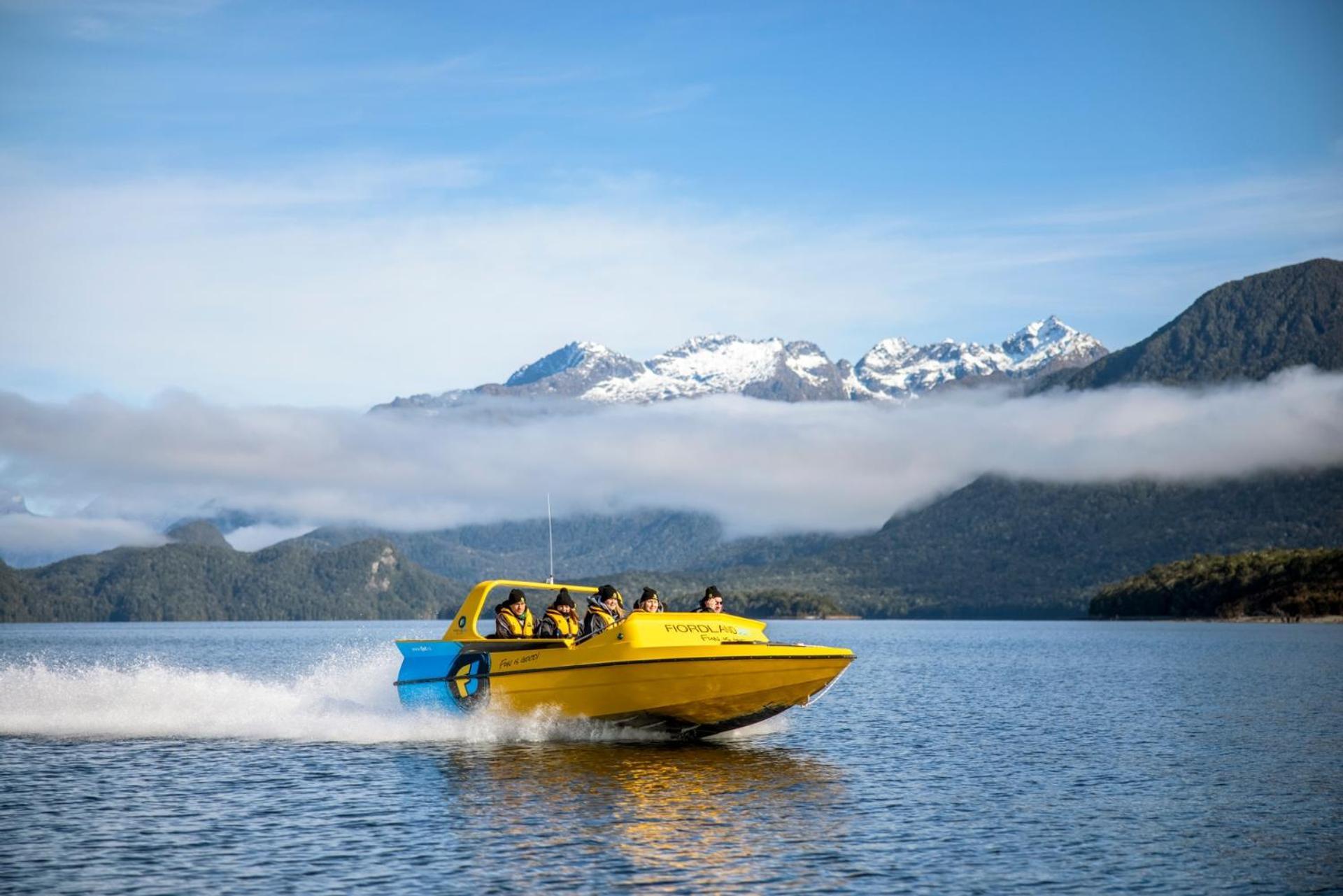 Tasman Holiday Parks - Те Анау Екстериор снимка Jet boat on Lake Te Anau