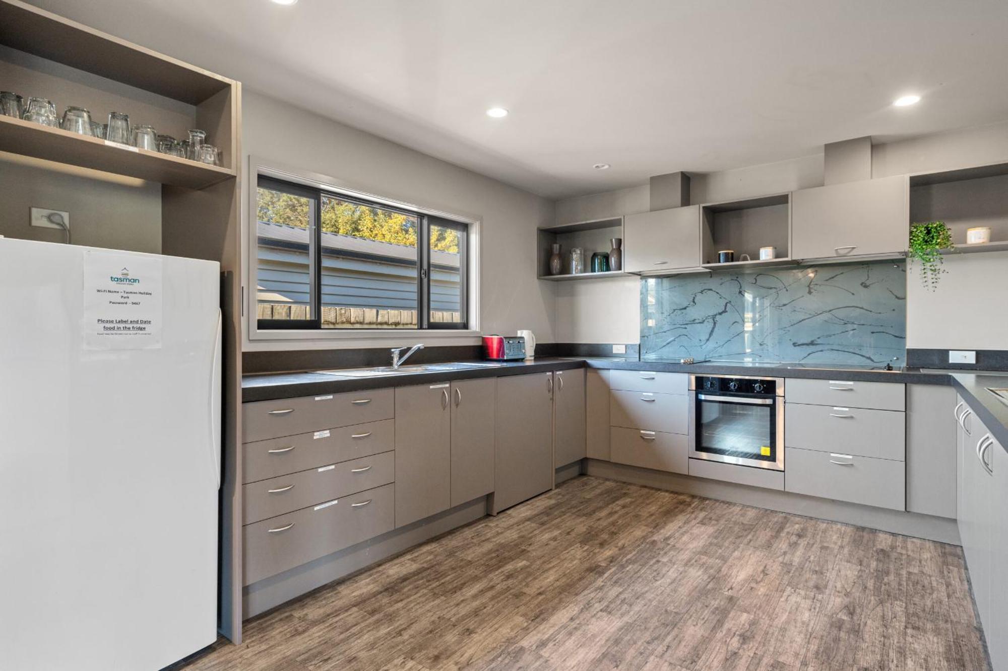 Tasman Holiday Parks - Те Анау Екстериор снимка A modern kitchen
