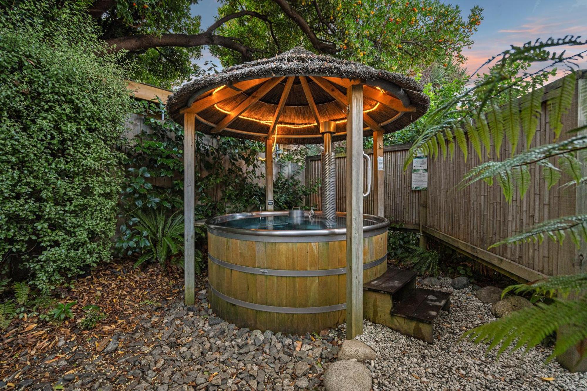 Tasman Holiday Parks - Те Анау Екстериор снимка A hot tub in a backyard