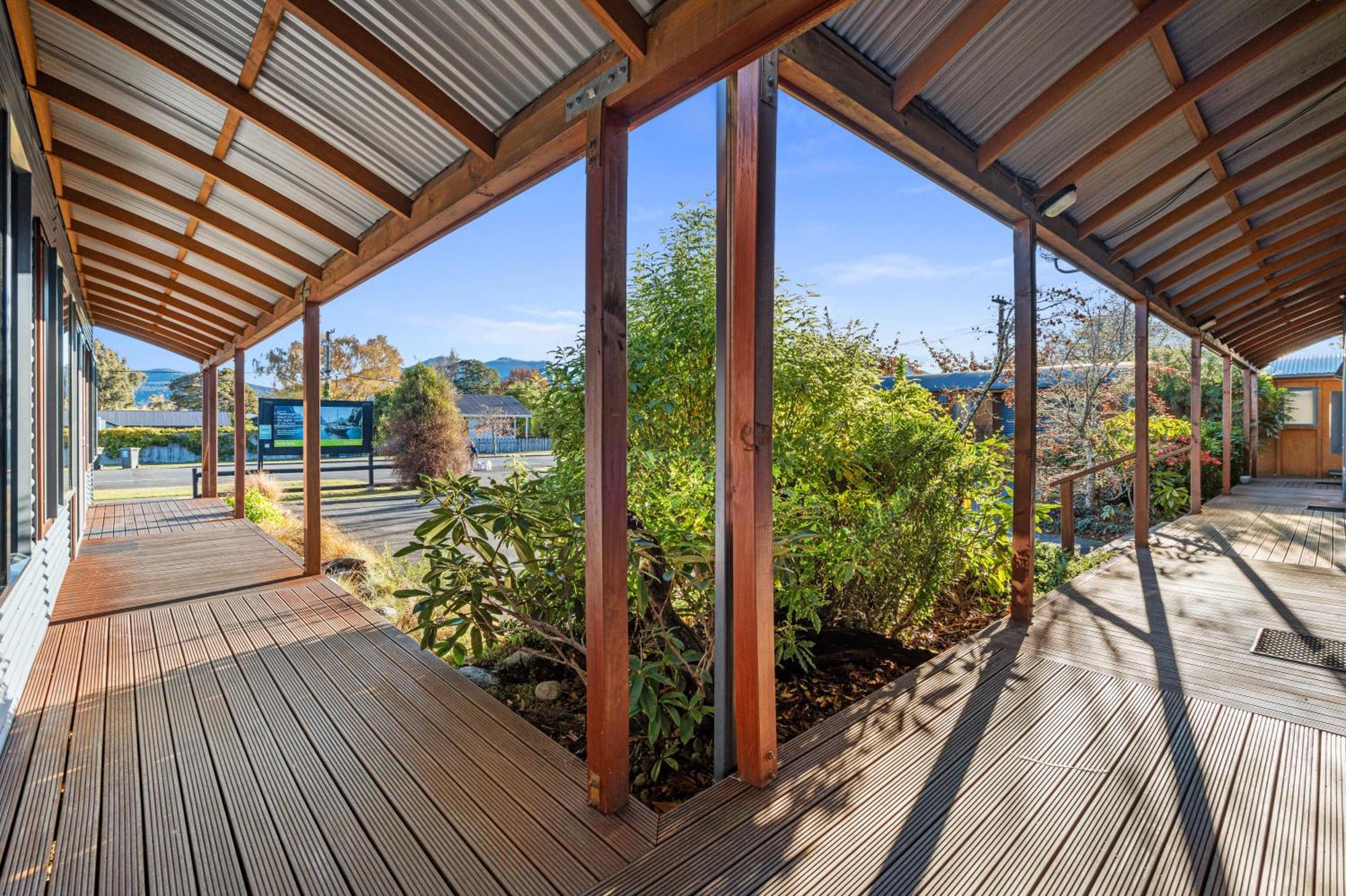 Tasman Holiday Parks - Те Анау Екстериор снимка The deck at the front of the house