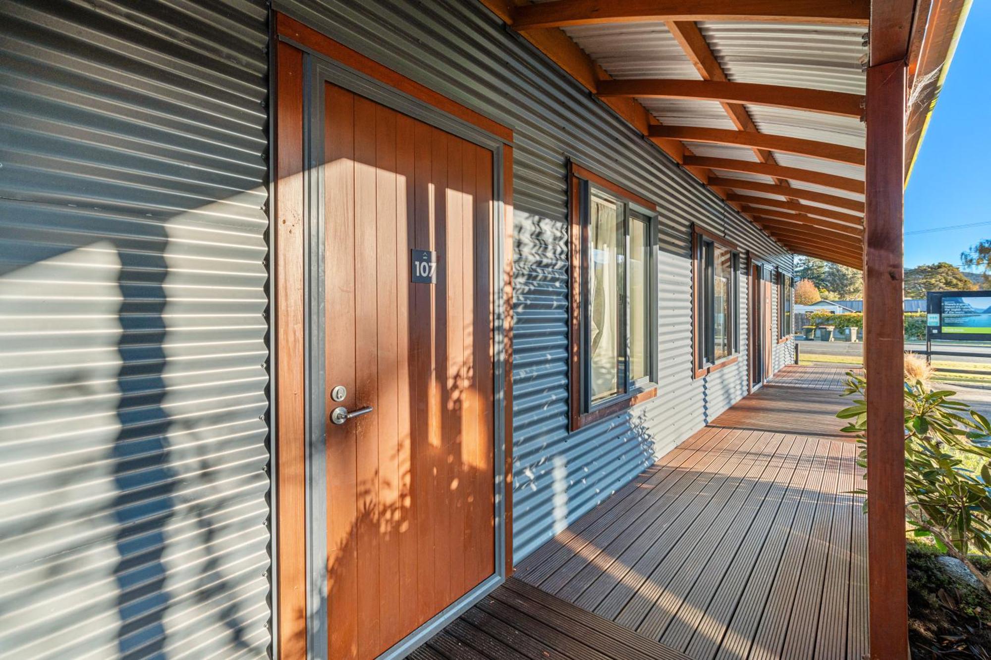 Tasman Holiday Parks - Те Анау Екстериор снимка The exterior of a typical residential studio