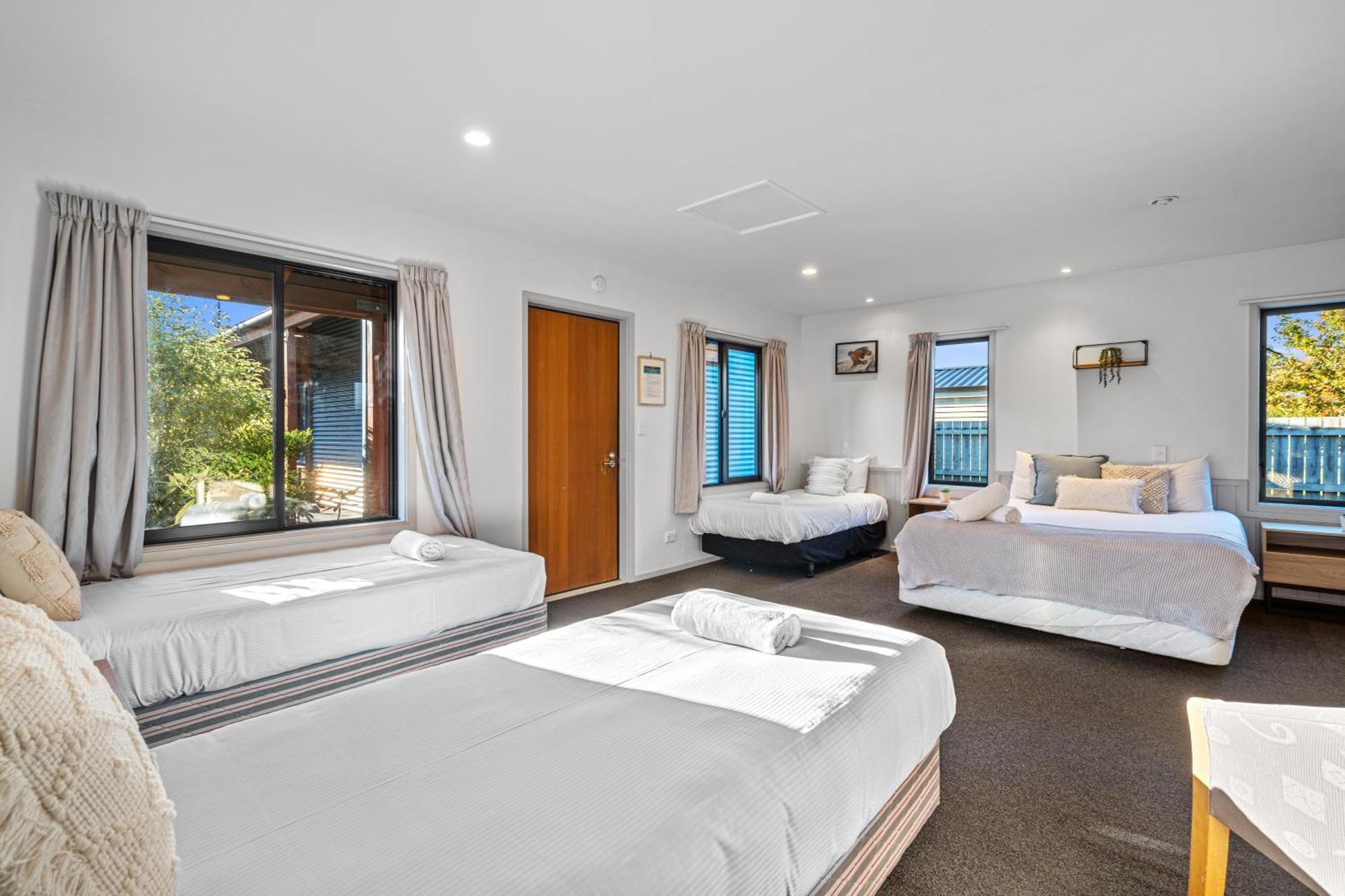 Tasman Holiday Parks - Те Анау Екстериор снимка A typical motel room