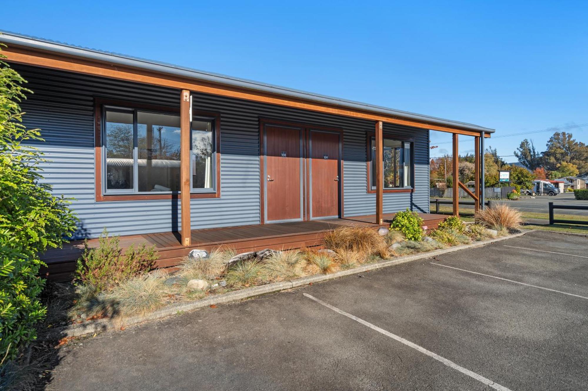 Tasman Holiday Parks - Те Анау Екстериор снимка The former school hall, now the school library